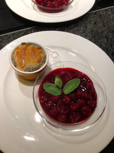 Mohn-Dessert mit heißen Himbeeren