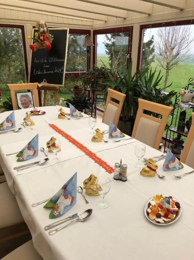 Österlich geschmückter Tisch in Frauenbergers Wintergarten in Ebenheim