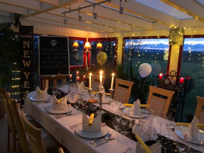 dinnieren in Frauenbergers Wintergarten am Abend mit Blick auf den Kindel