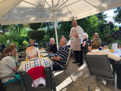 zufriedene Gäste auf Frauenbergers Sommerterrasse