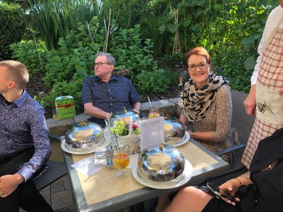 Gloschen mit dem Hauptgang als kulinarsches Outdoor-Erlebnis